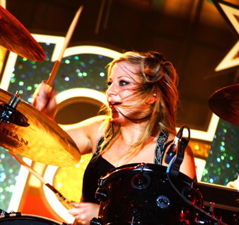Jen Ledger of Skillet : Modern Drummer