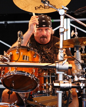 Dave McAfee with Toby Keith : Modern Drummer